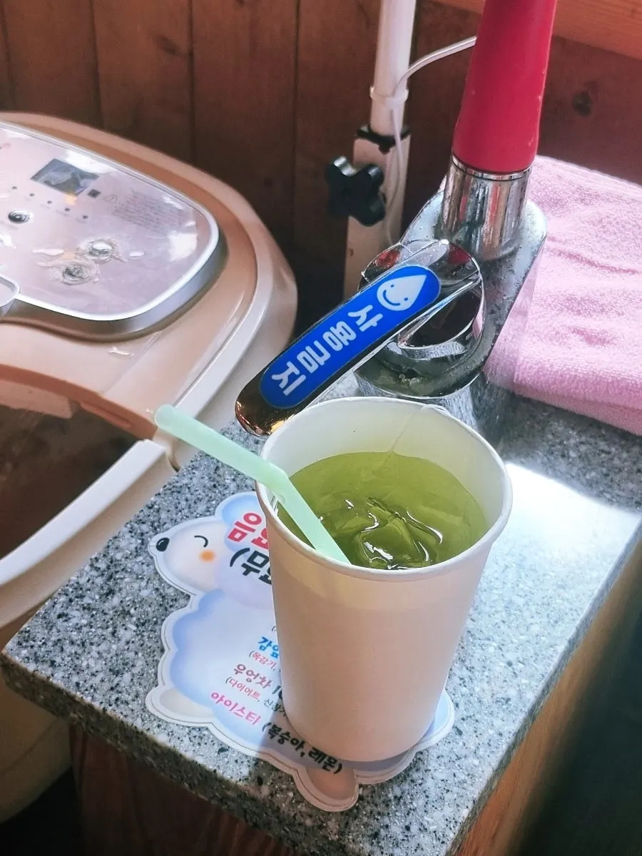 족욕기에 발을 담근 모습