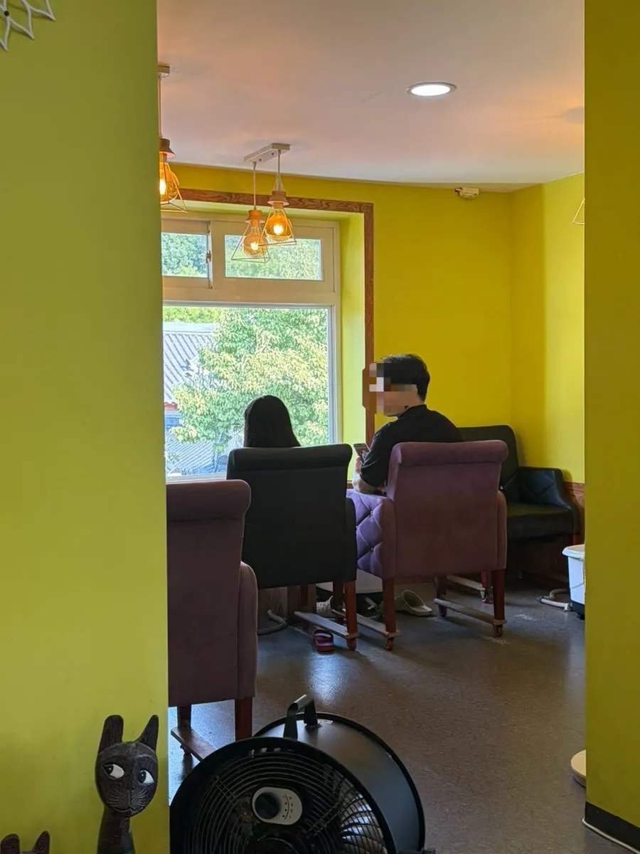 Interior atmosphere of Anma Jogyok Cafe Manjok