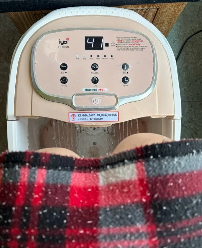 Choosing one of 3 aroma foot bath scents