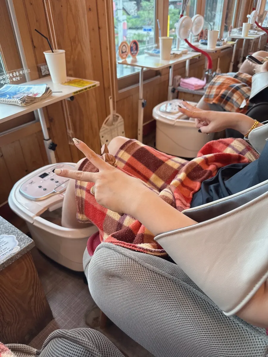 Using the foot bath and shoulder massager together under a knee blanket