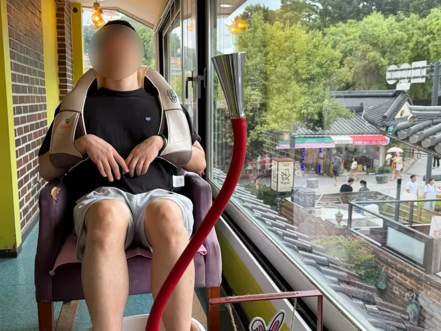 안마족욕카페 만족 좌석이 보이는 실내 가로 사진