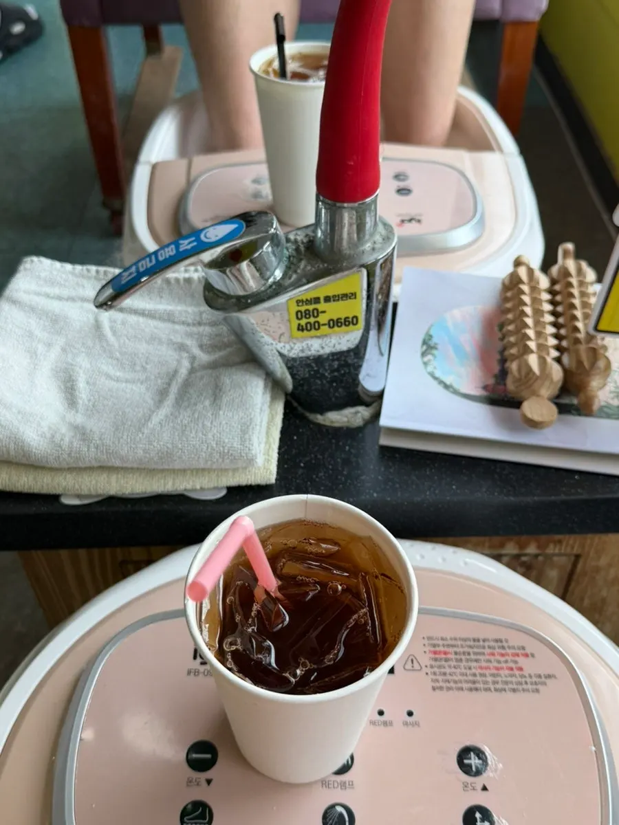 따뜻한 물에 발을 담근 족욕 모습