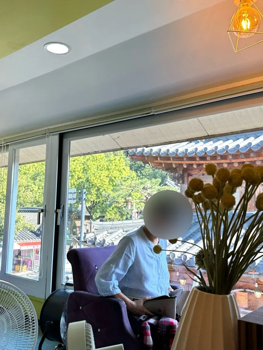 테이블에 놓인 향나무 손 지압기