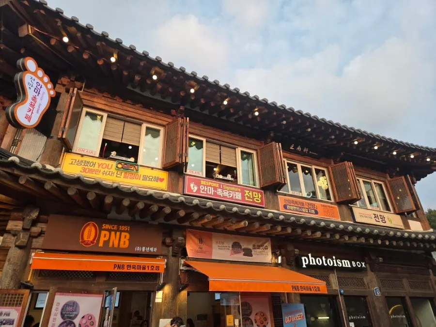 Scenery during a walking trip through Jeonju Hanok Village