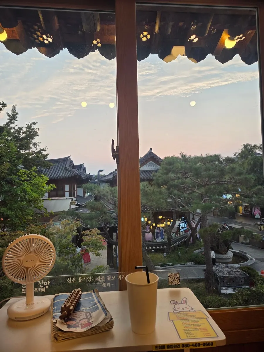 Entrance to Anma Jogyok Cafe Jeonmang on the 2nd floor of Eunhaeng-ro