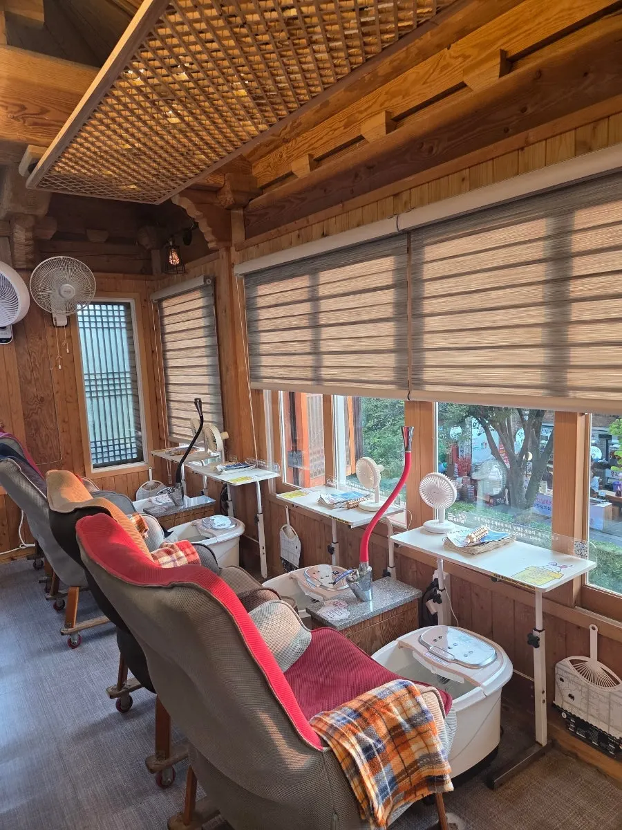 Café seating for foot baths and shoulder massages together