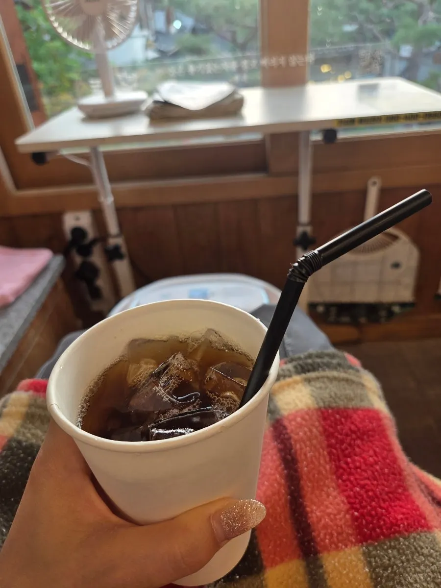 Café drinks including ramie leaf tea and iced tea