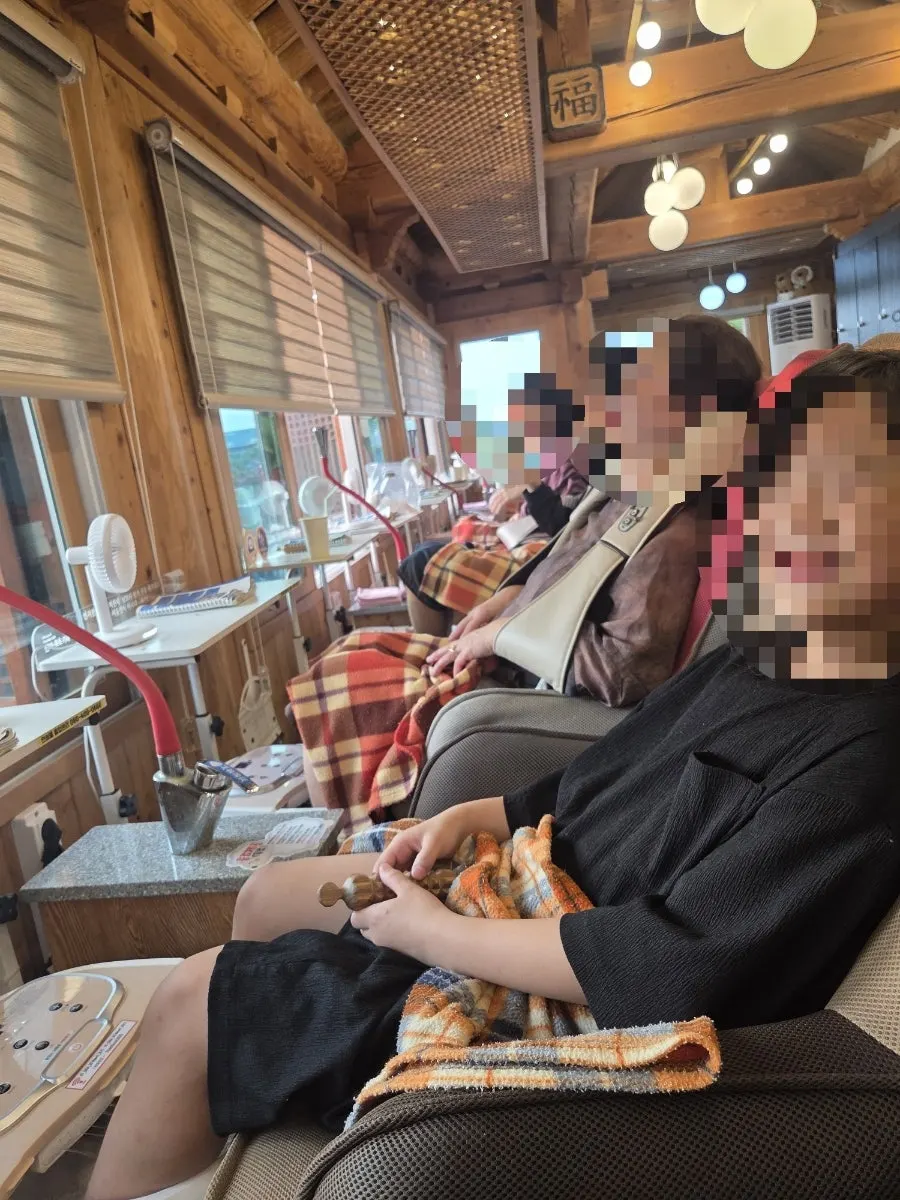 Seat with a view of the hanok village outside the window