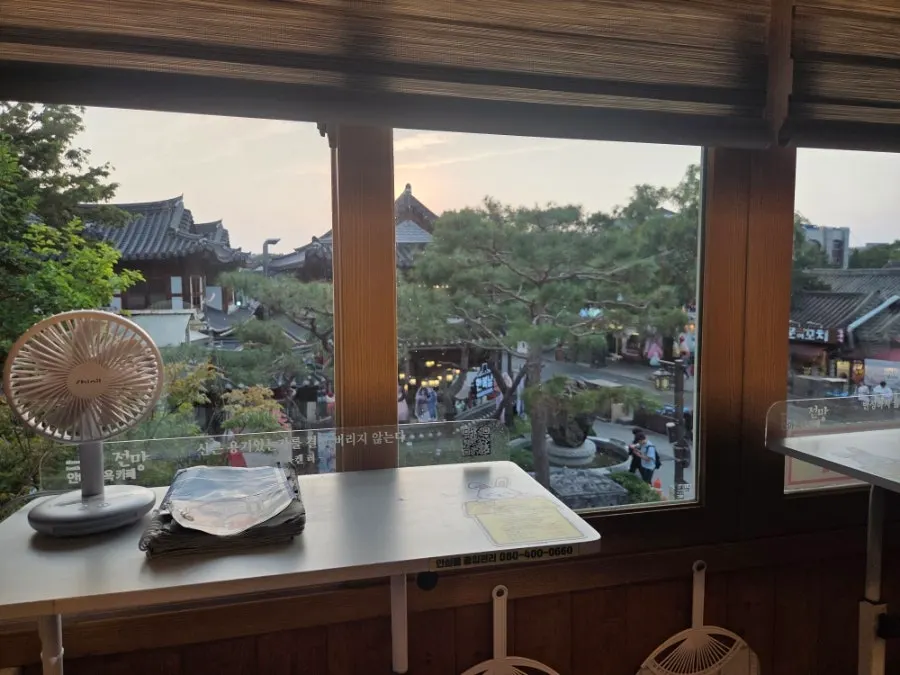 Overall atmosphere of Anma Jogyok Cafe Jeonmang