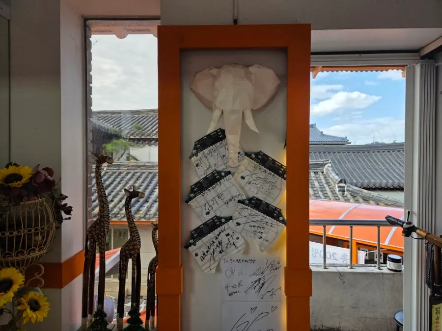 Café entrance with the feel of Jeonju Hanok Village