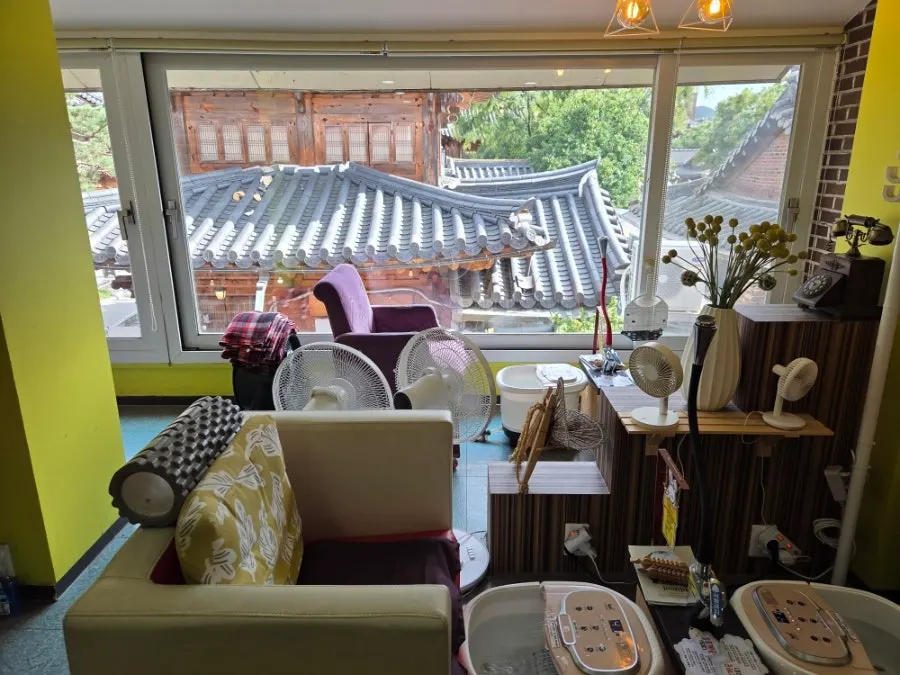 Space for enjoying a foot bath and shoulder massage