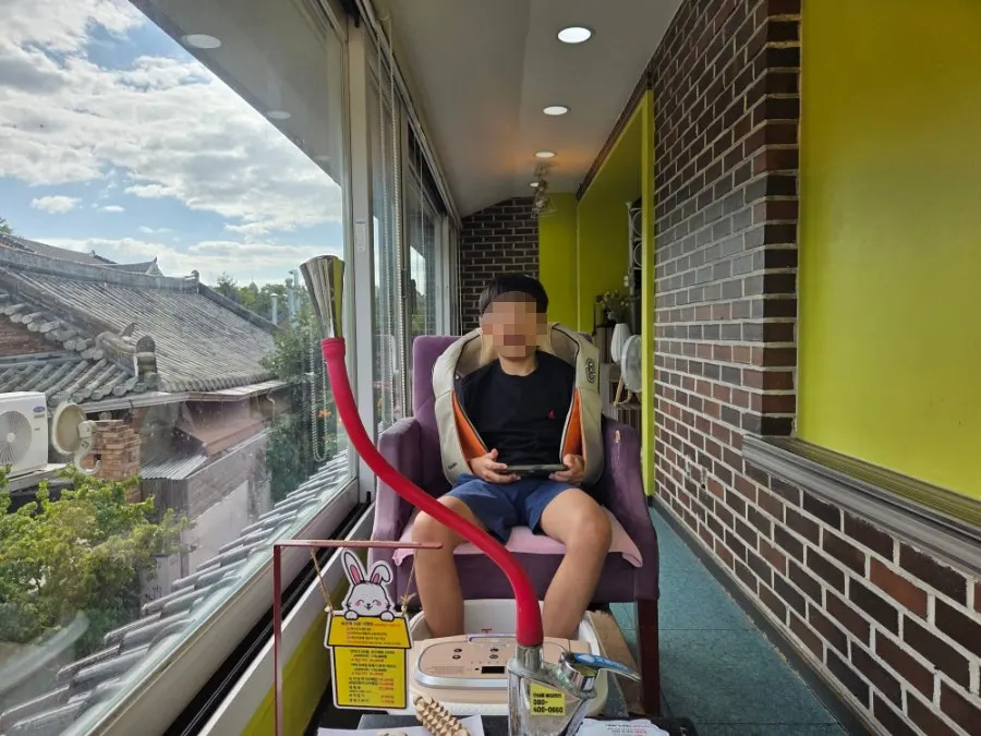 Seats for a foot bath and shoulder massage together