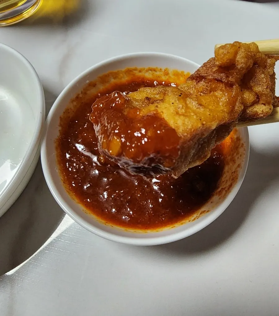 소스와 함께 먹는 후라이드 닭강정
