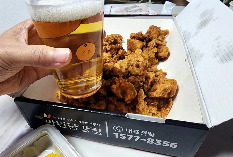 시원한 맥주와 포장 닭강정