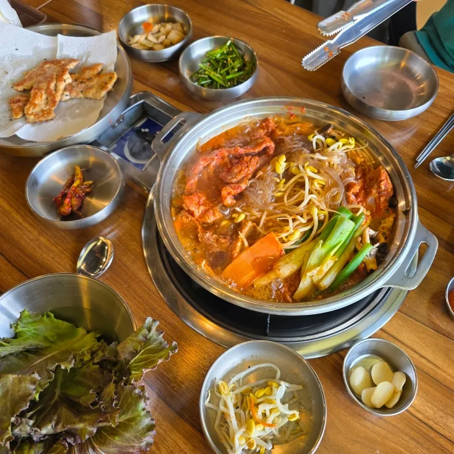 Galbi hot pot beginning to boil