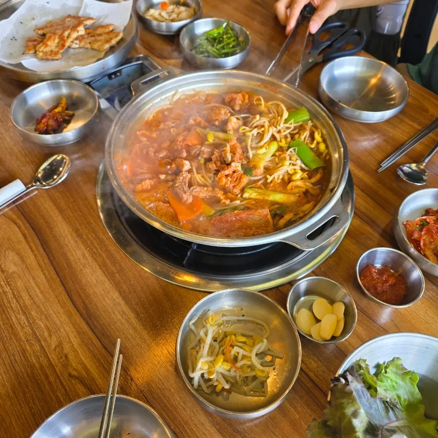 Galbi hot pot absorbing the seasoning