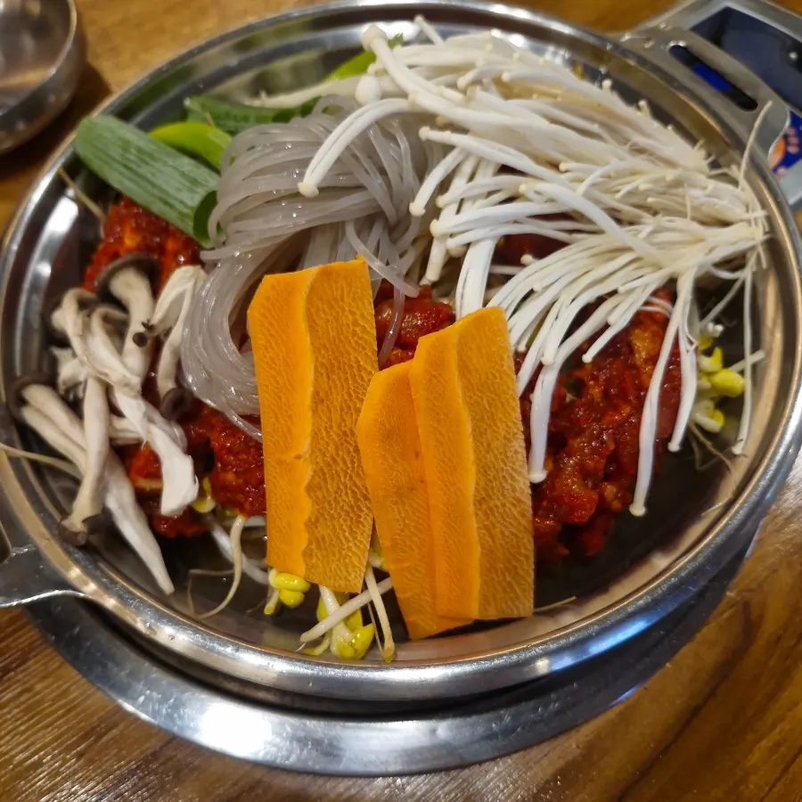 당면과 콩나물, 버섯이 올라간 물갈비 냄비