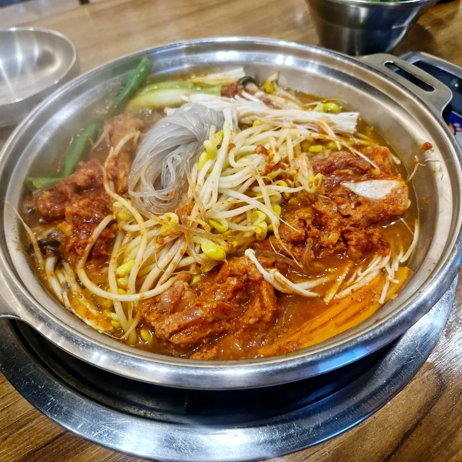 특제 양념 육수에 채소 가득한 갈비전골
