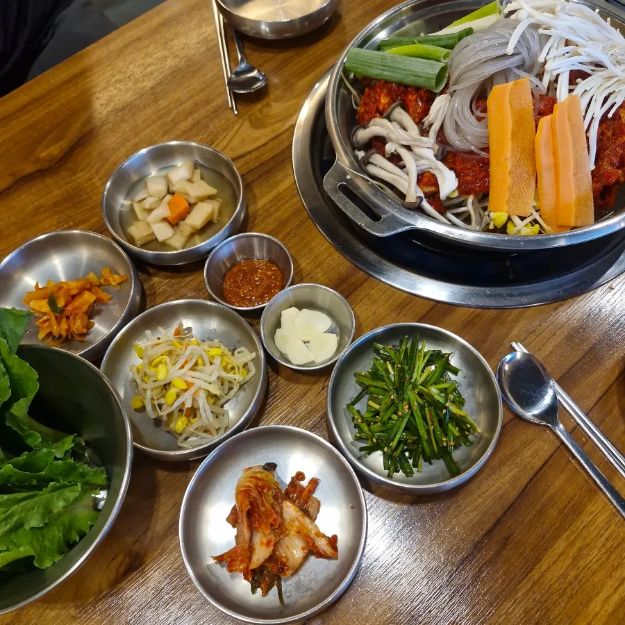 살짝 매콤한 붉은 물갈비 국물