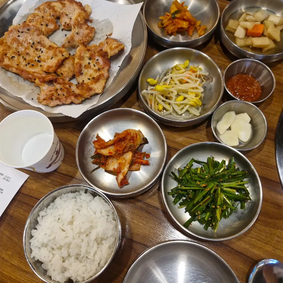 육수가 졸아든 물갈비와 갈비