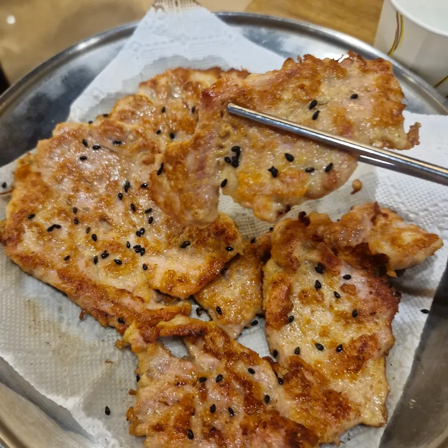 쫄깃하게 부친 육전 가까이
