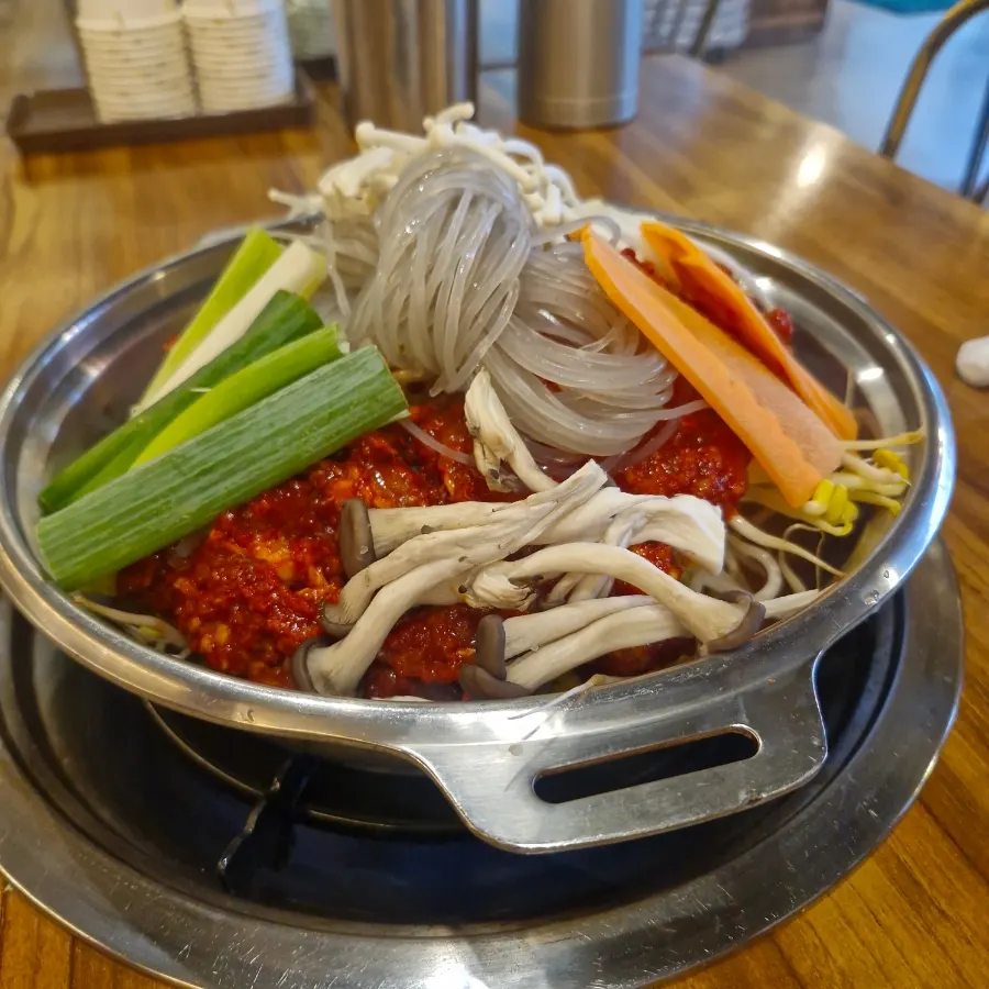 육전과 물갈비가 함께 놓인 세트 구성