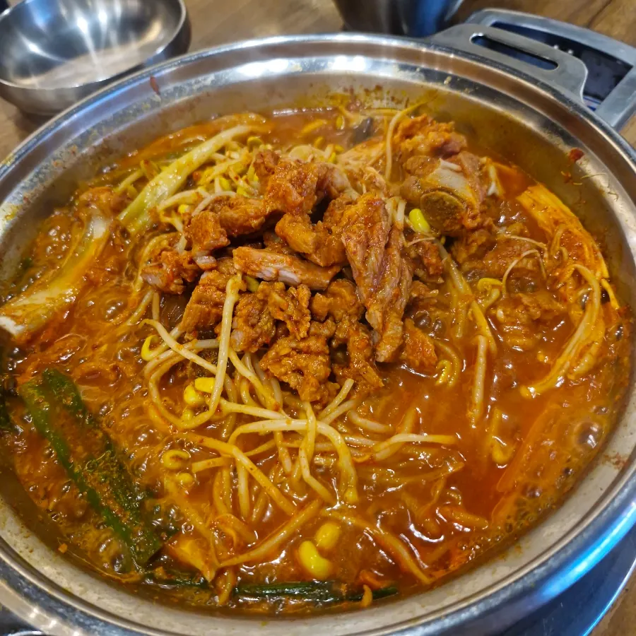 사리 추가 메뉴가 놓인 테이블