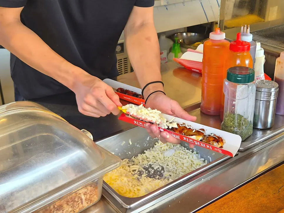 직화로 굽는 치즈 문꼬치와 닭꼬치