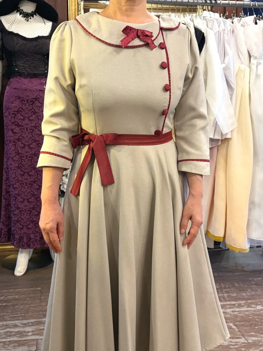 A photo wearing the understated but eye-catching Gyeongseong costume