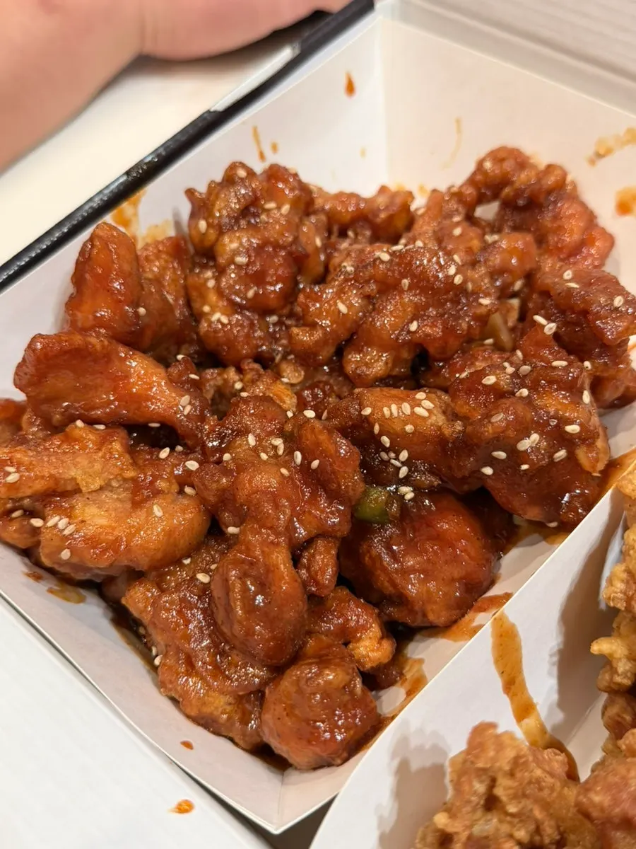 สัมผัสกรอบของ dakgangjeong ไก่ทอด