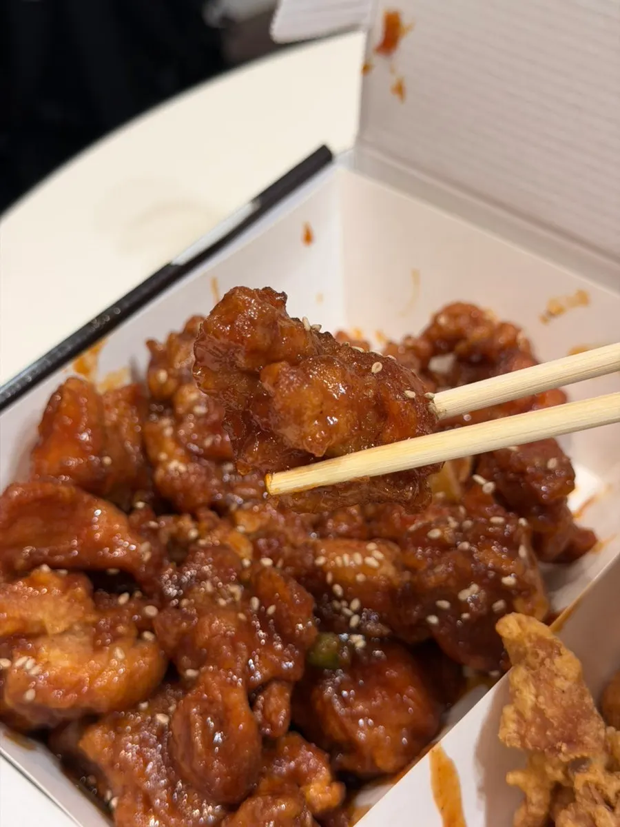 เมนูไก่ทอด dakgangjeong ที่แพ็กกลับ