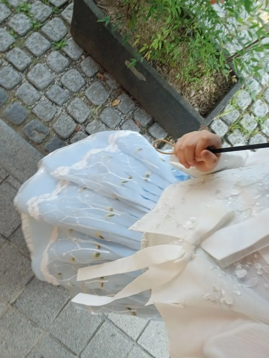 연분홍 한복 차림 전신 사진