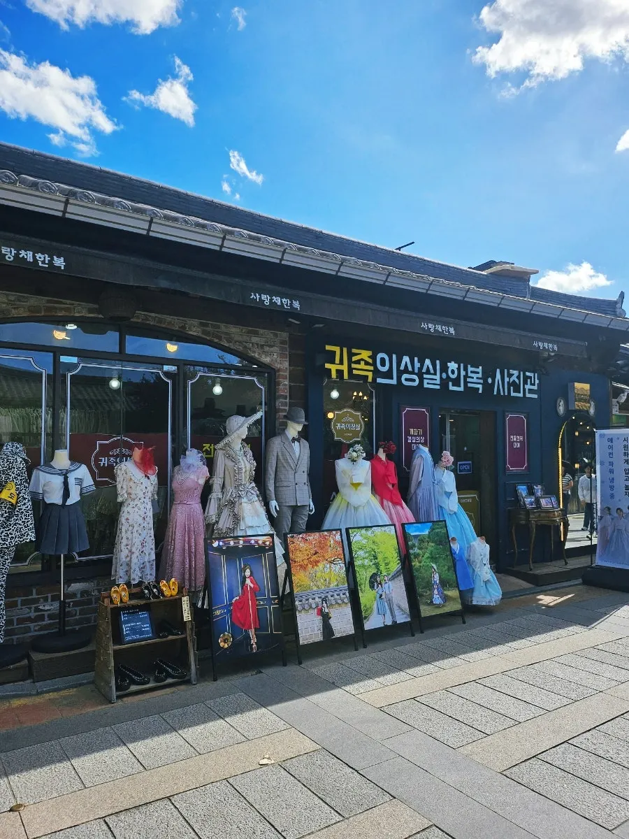Visit to a hanbok rental shop in Jeonju Hanok Village