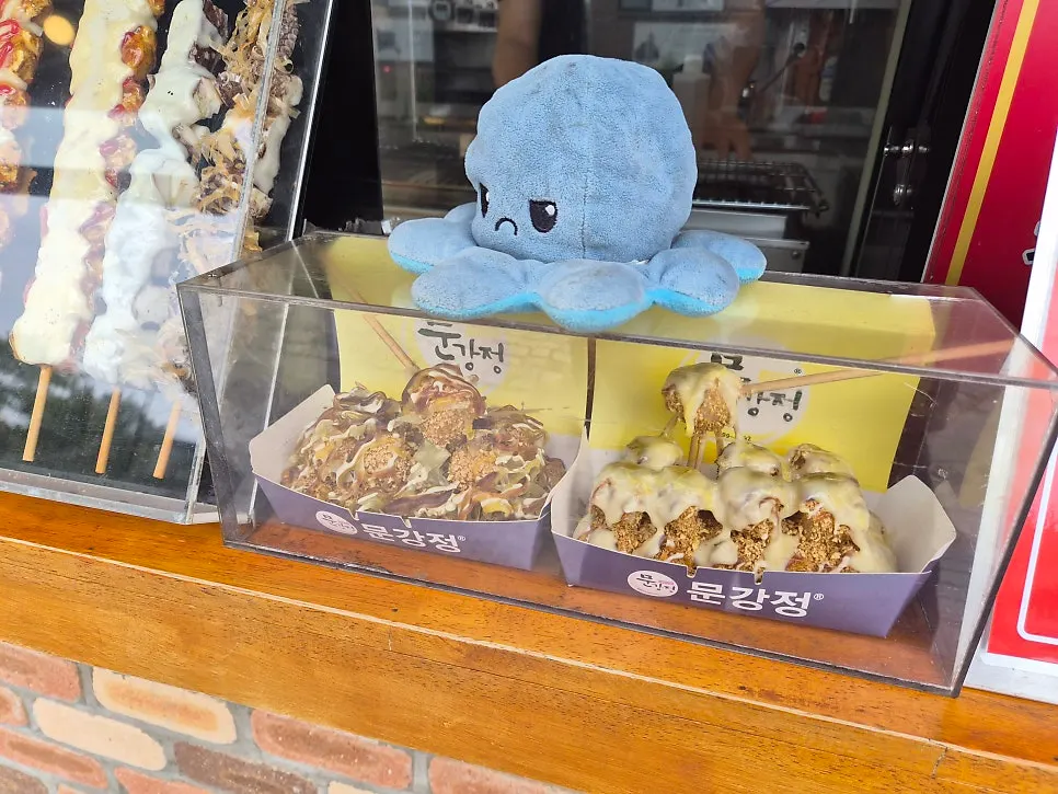 전주 한옥마을 골목 안 문꼬치문강정 매장 외관