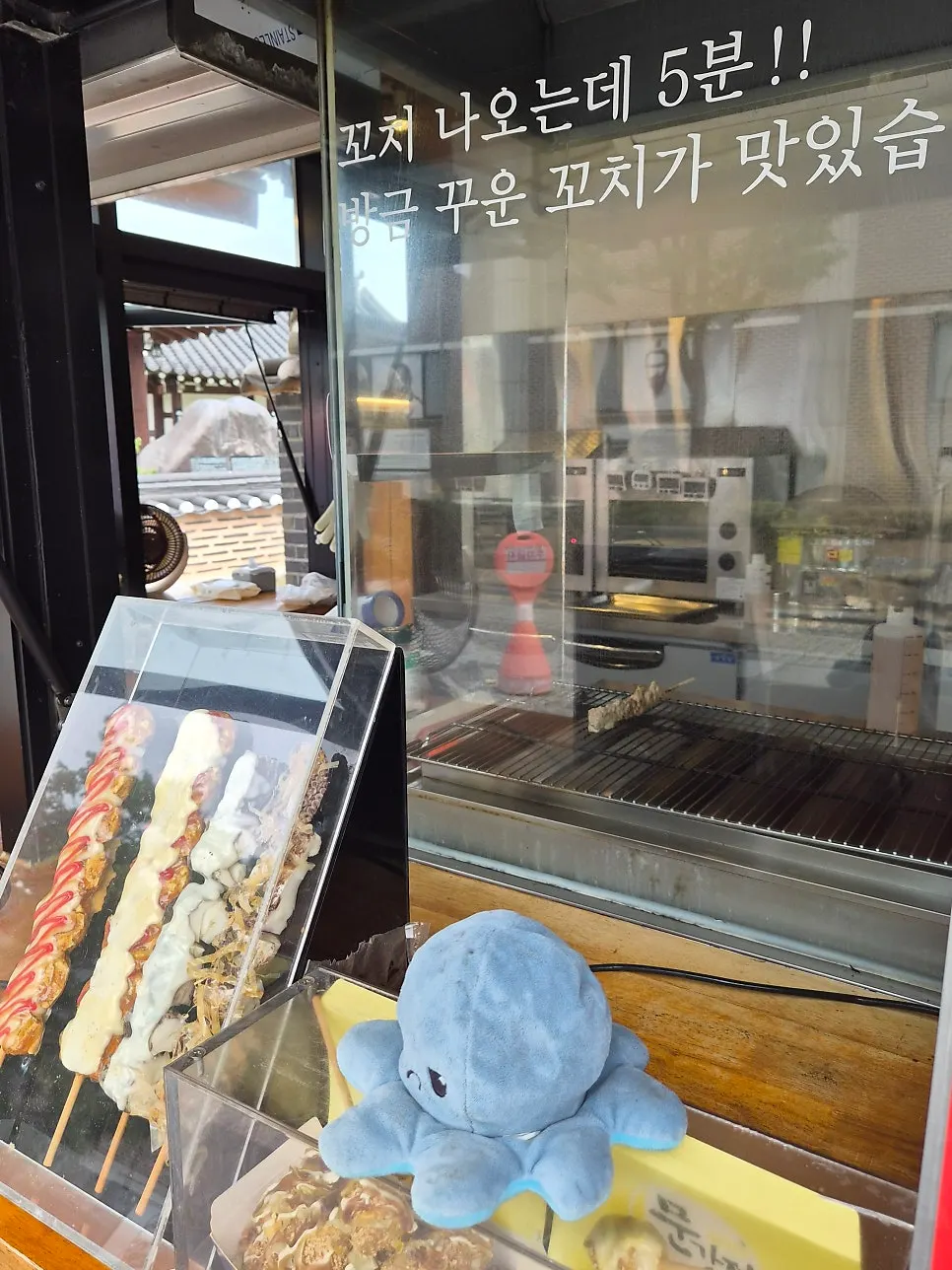 주문 후 매장 앞에서 굽고 있는 꼬치