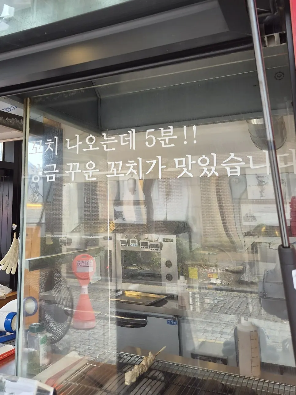 불판 위에서 구워지는 문어꼬치와 닭꼬치