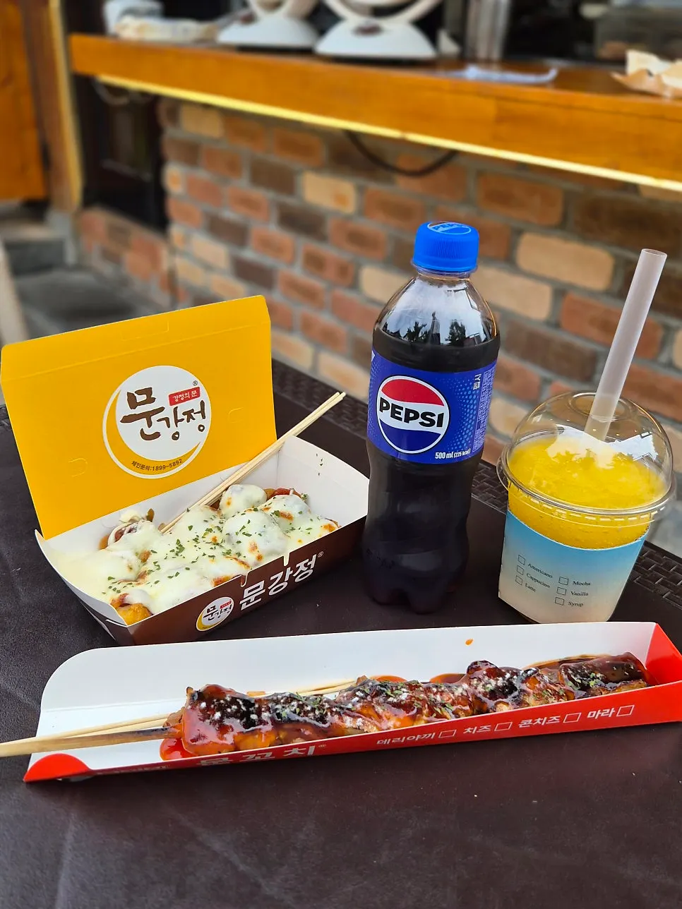 길이가 긴 순살 닭꼬치와 갓 나온 문강정