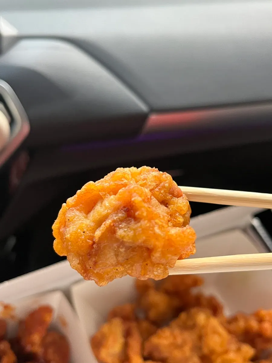 크기가 큼직한 후라이드 닭강정 조각