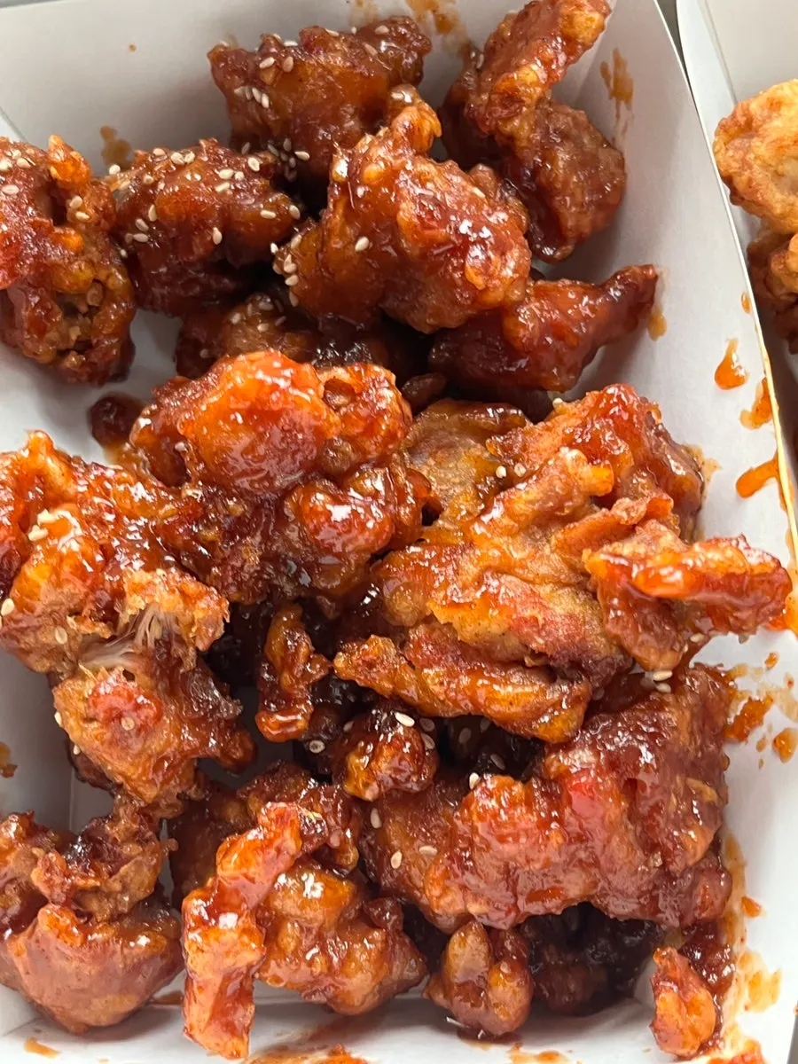 양념이 착 달라붙은 순한맛 양념 닭강정