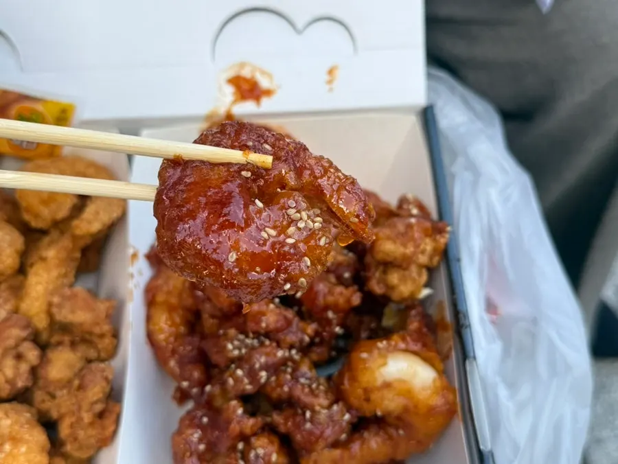 깨가 뿌려진 순한맛 닭강정 클로즈업