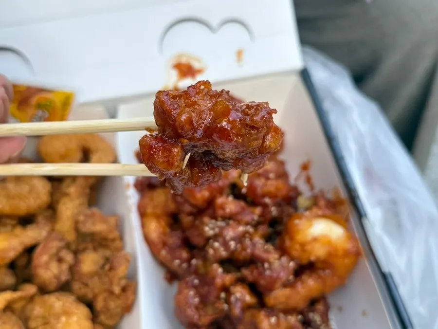 순한맛 닭강정과 통통한 새우강정 반반 구성