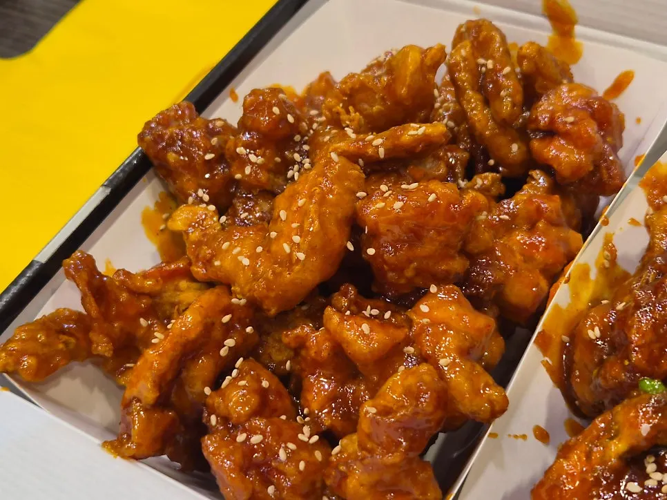 在锅中与酱料一起翻炒的甜辣鸡