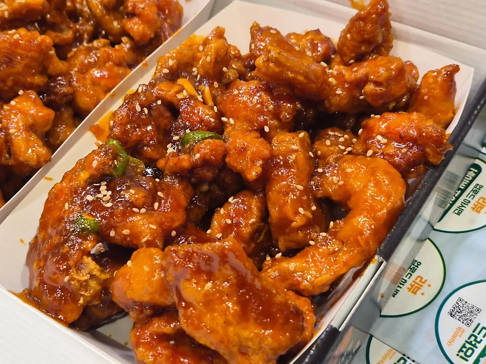 用糖稀和鲜果酱料翻炒的微辣甜辣鸡