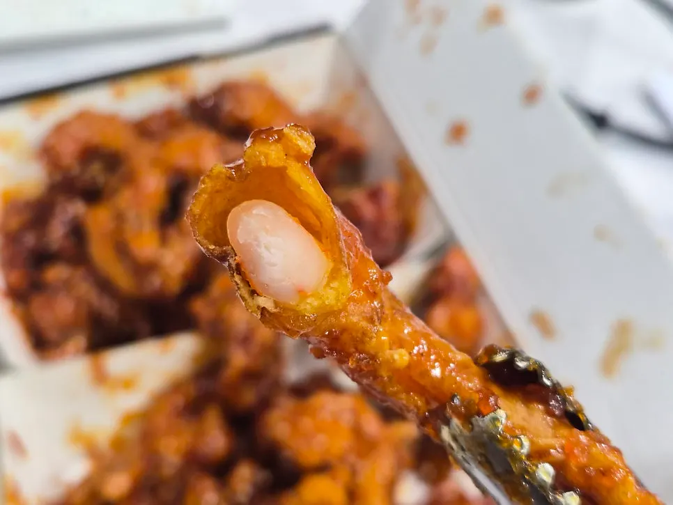 微辣与重辣各半打包的虾仁甜辣鸡套餐