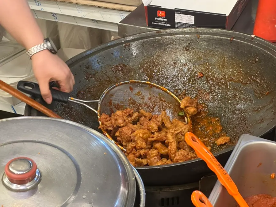 Cooking scene of Mannyeon Dakgangjeong, made fresh and sold fresh daily