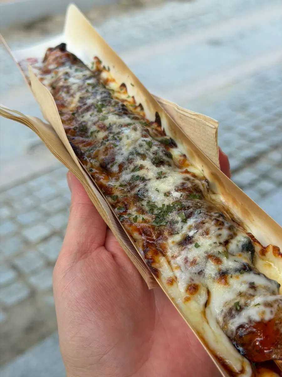 손에 들고 먹는 치즈닭꼬치