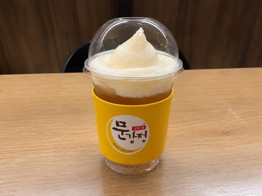 치즈문강정과 슬러시맥주 함께 놓인 모습