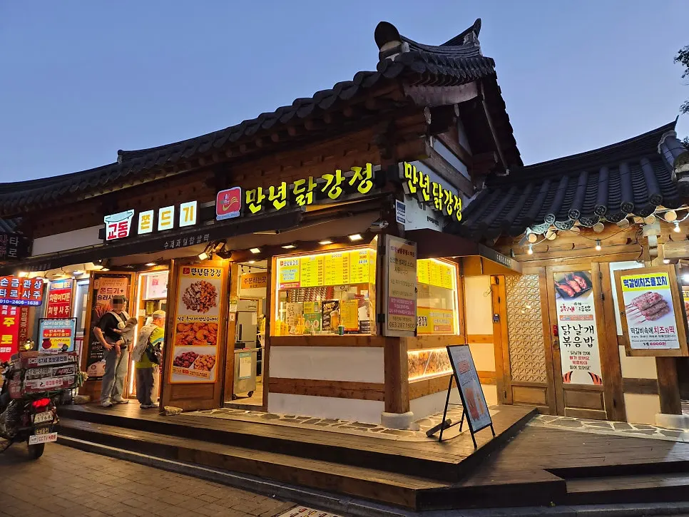 Storefront that suits the Hanok Village atmosphere