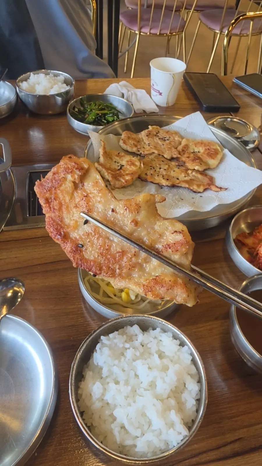 Moju enjoyed with yukjeon