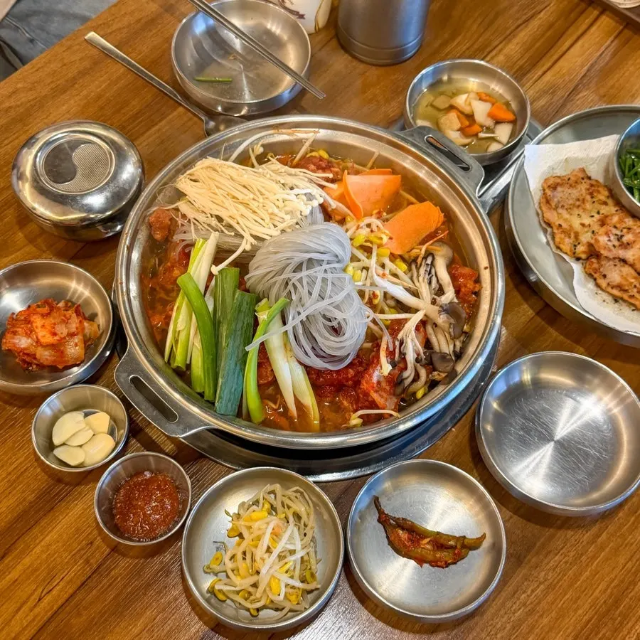 당면과 채소를 넣은 갈비전골